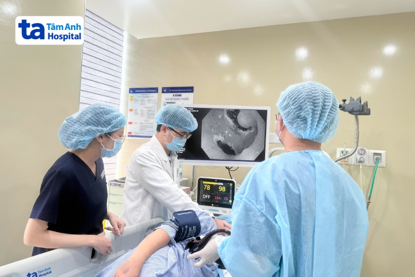 bác sĩ nội soi cho bệnh nhi bị loét tá tràng