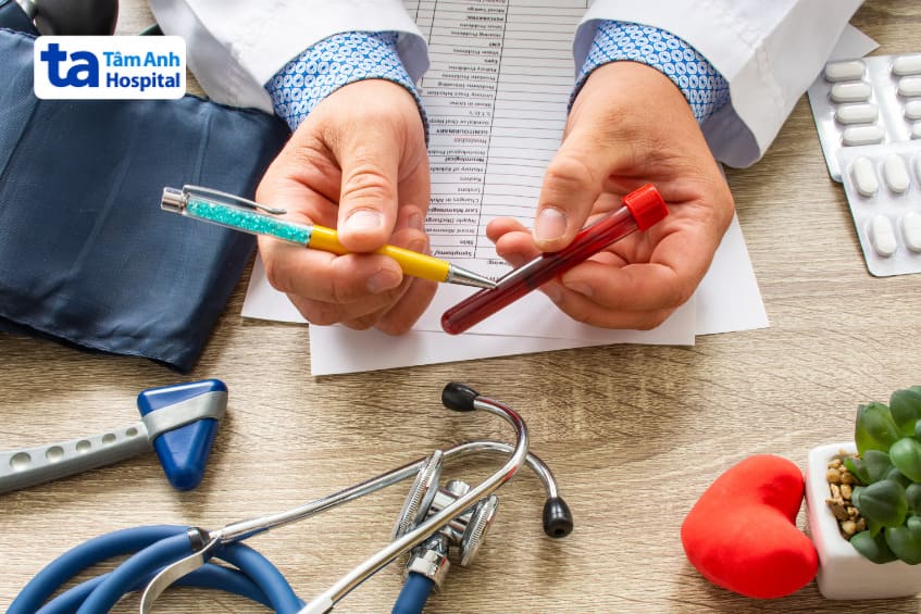 bác sĩ phân tích mẫu máu