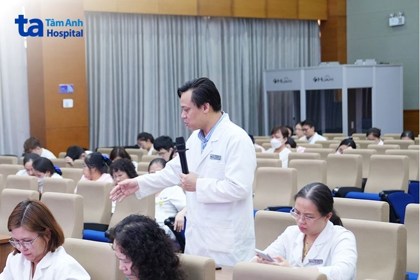 bác sĩ phát biểu tại buổi sinh hoạt