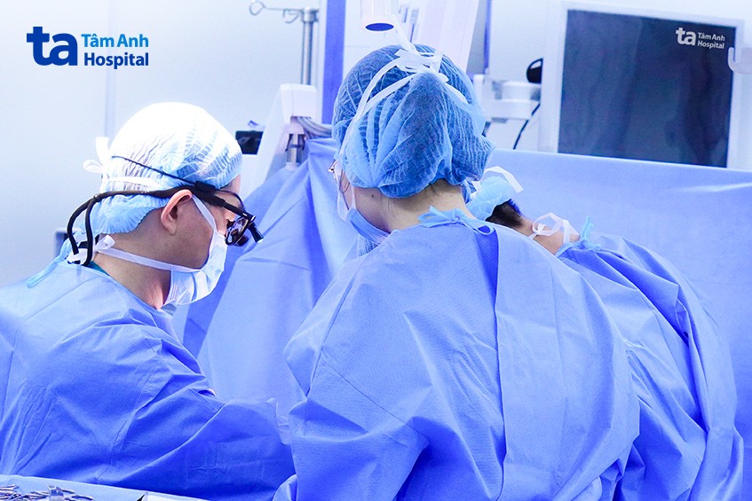 Bác sĩ phẫu thuật bóc nội mạc động mạch cảnh cho bệnh nhân