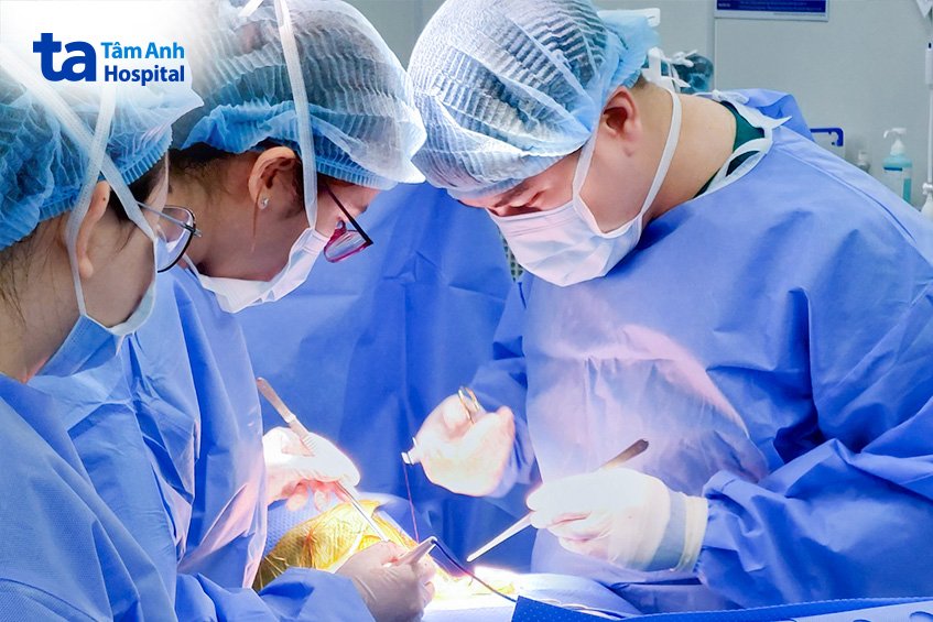 Bác sĩ phẫu thuật cắt tuyến giáp cho bệnh nhân