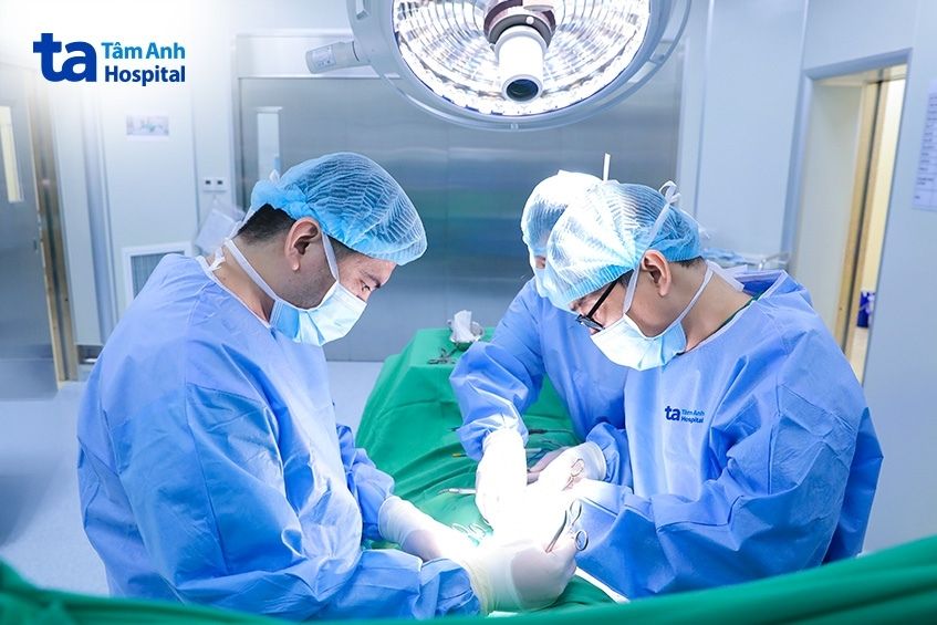 bác sĩ phẫu thuật cho chị Thúy