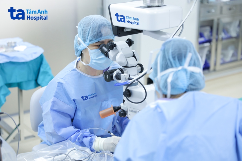 bác sĩ phẫu thuật điều trị đục thủy tinh thể mắt trái cho bà nhung. ảnh_ bệnh viện đa khoa tâm anh