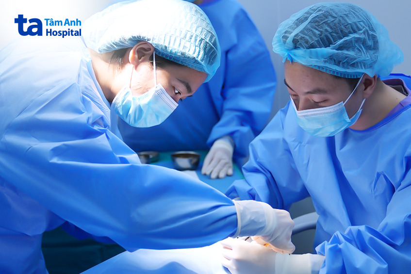 bác sĩ phẫu thuật điều trị viêm loét giác mạc do nấm
