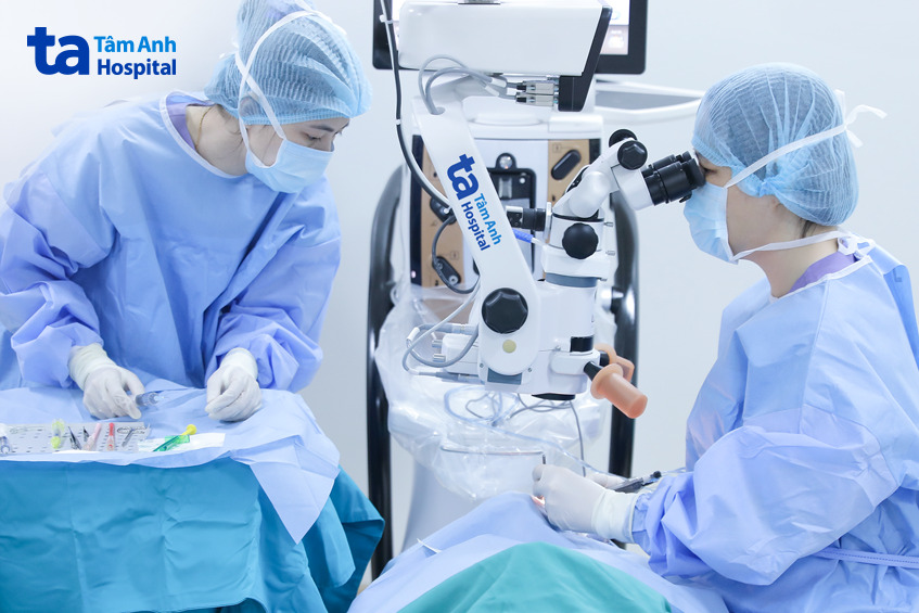 bác sĩ phẫu thuật đục thủy tinh thể mắt trái trước cho người bệnh