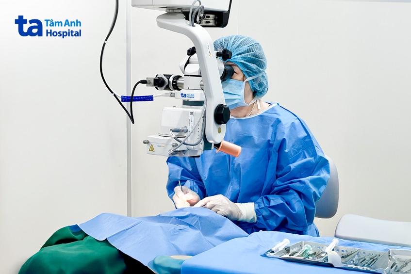bác sĩ phẫu thuật mắt cho bà phượng. ảnh_ bệnh viện đa khoa tâm anh