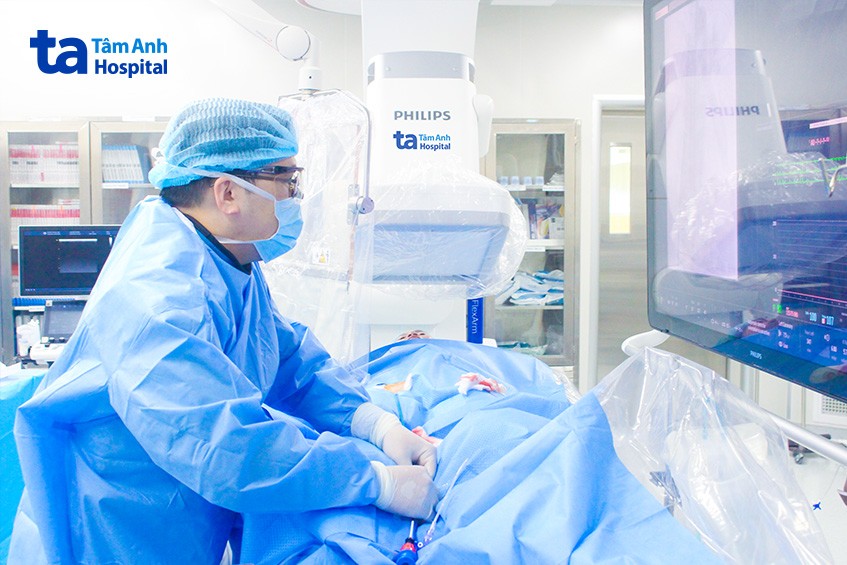 Bác sĩ Phúc can thiệp bít lỗ thông liên nhĩ cho bệnh nhân