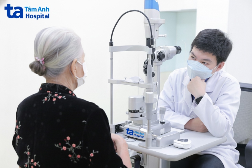 bác sĩ phúc khám, tư vấn cho bà nhung. ảnh_ bệnh viện đa khoa tâm anh