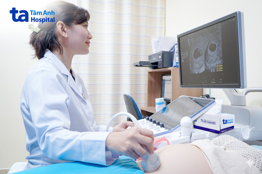 bác sĩ phương siêu âm cho 1 thai phụ