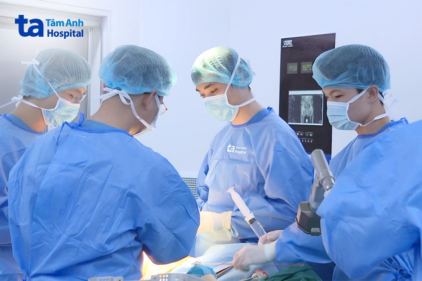 bác sĩ quyền phẫu thuật cho anh giang