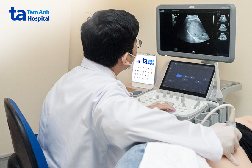 bác sĩ siêu âm kiểm tra tình trạng gan nhiễm mỡ
