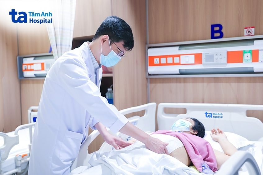 bác sĩ tấn thăm bệnh nhân