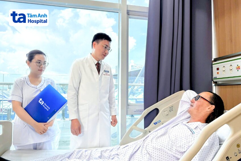 bác sĩ thăm bệnh nhân