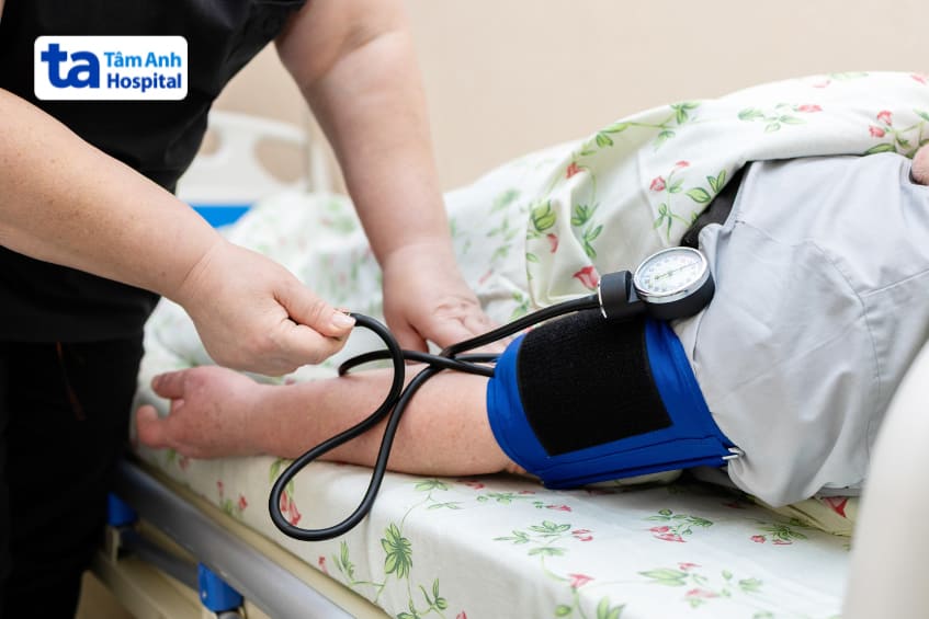 bác sĩ thăm khám