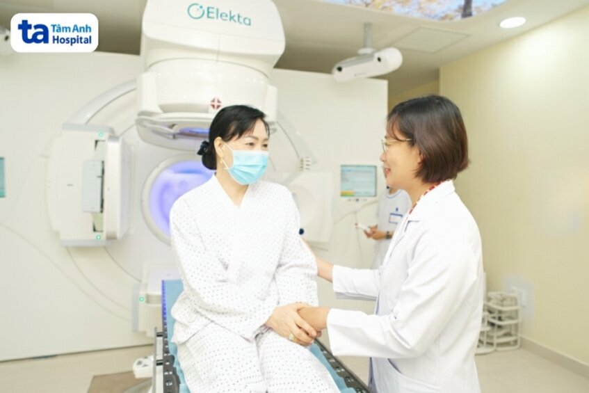 bác sĩ thăm khám bệnh nhân sau xạ trị