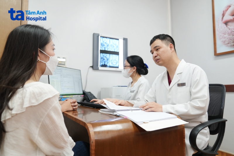 bác sĩ thăm khám lâm sàng