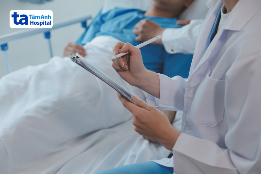 bác sĩ thăm khám người bệnh sởi