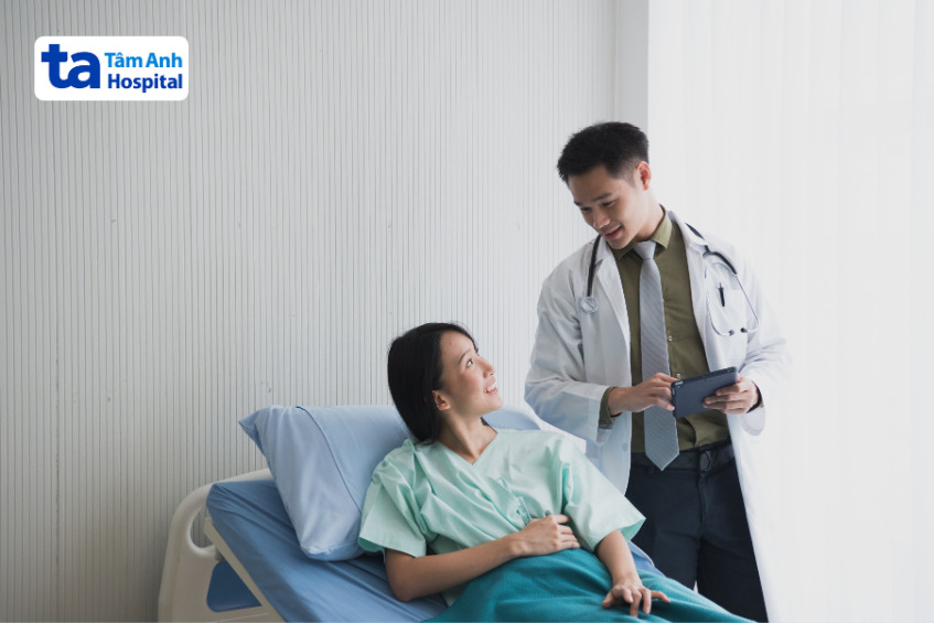 bác sĩ thăm khám sức khỏe bệnh nhân