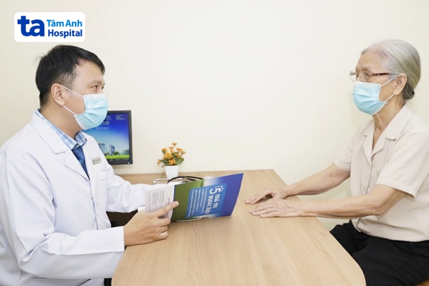 bác sĩ thế hiển đang tư vấn cho một người bệnh