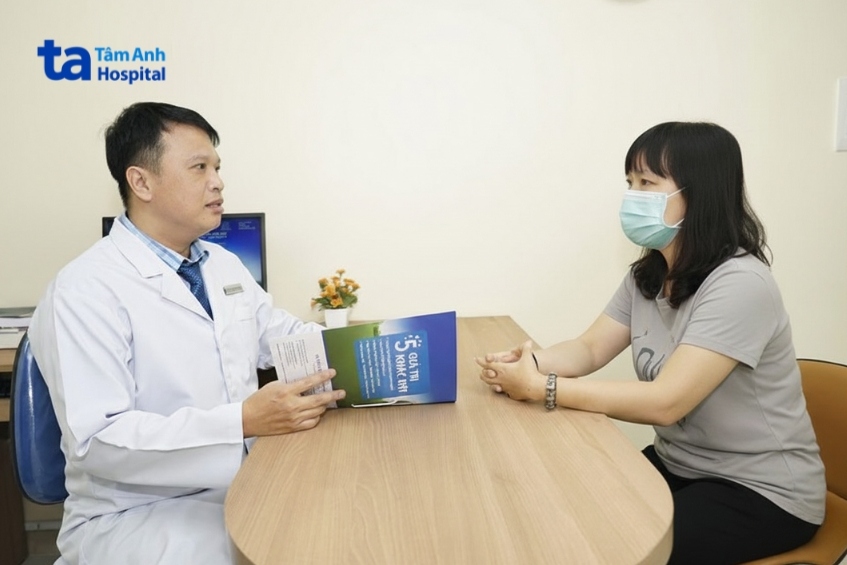 bác sĩ thế hiển đang tư vấn cho người bệnh