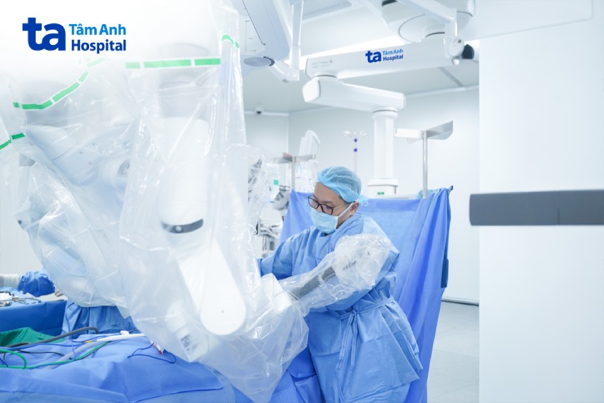 bác sĩ thực hiện phẫu thuật lấy khối u