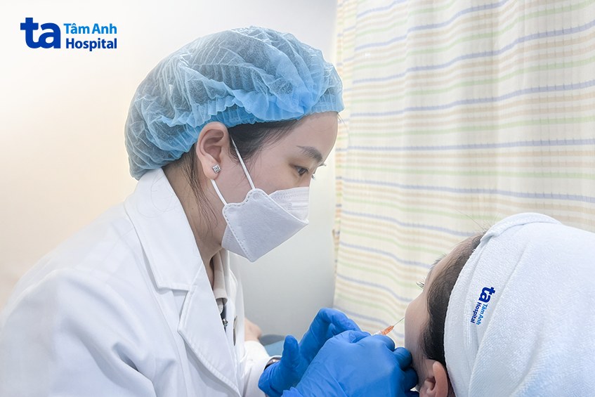 bác sĩ tiêm ha cho khách hàng