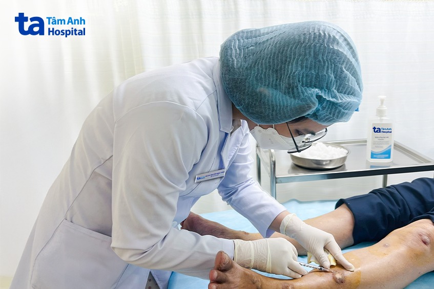 bác sĩ tiêm thuốc giảm viêm ngứa