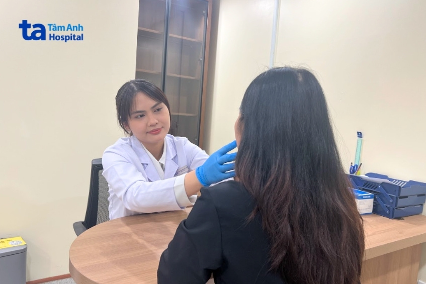 bác sĩ trân tại tâm anh tư vấn cho khách hàng