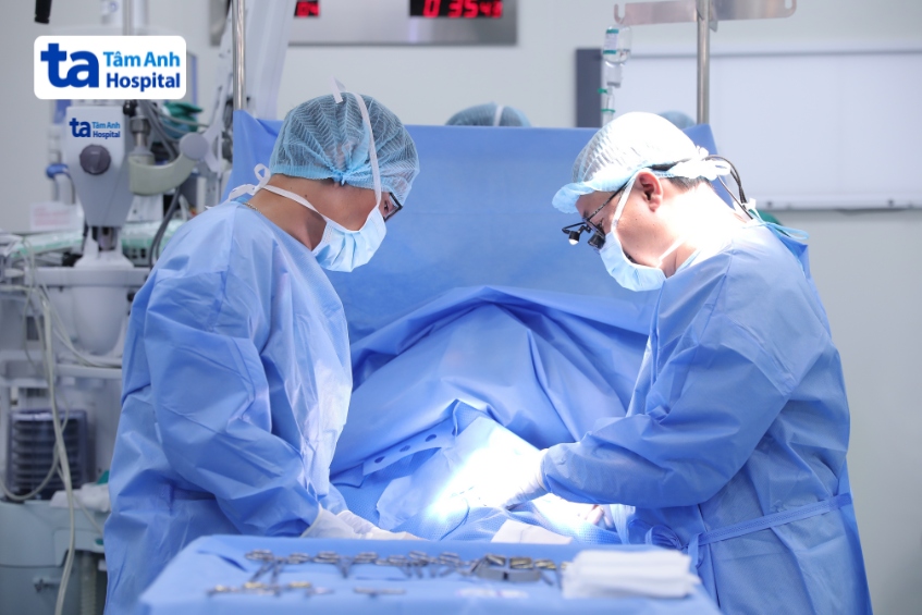 bác sĩ trọng phẫu thuật điều trị rò hậu môn cho bệnh nhi