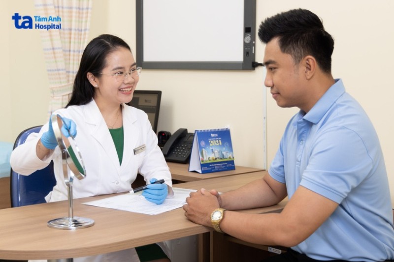 bác sĩ an tư vấn cho khách hàng