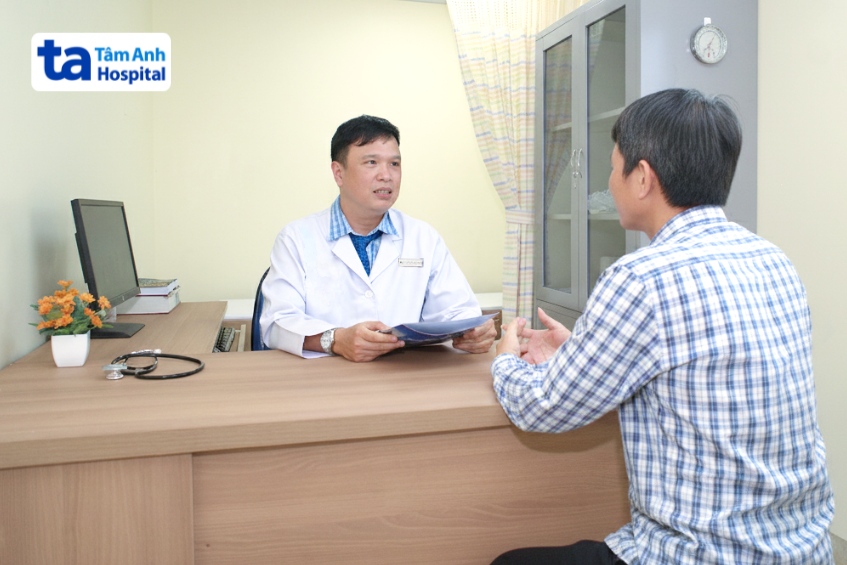 bác sĩ tư vấn cho khách hàng tại sao xạ trị phải nhổ răng