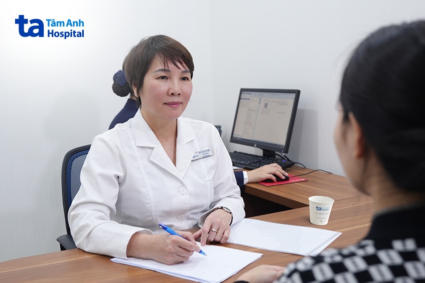 bác sĩ tư vấn cho người bệnh