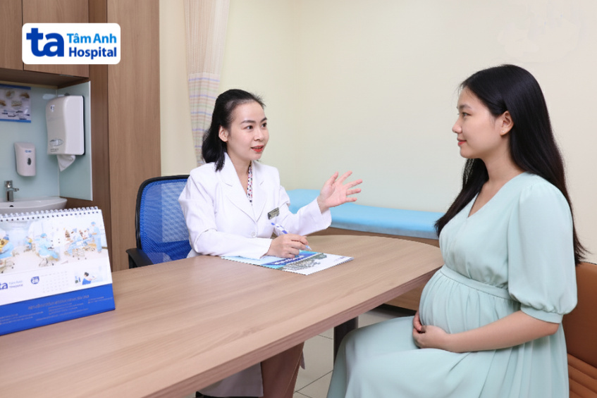 bác sĩ tư vấn cho thai phụ
