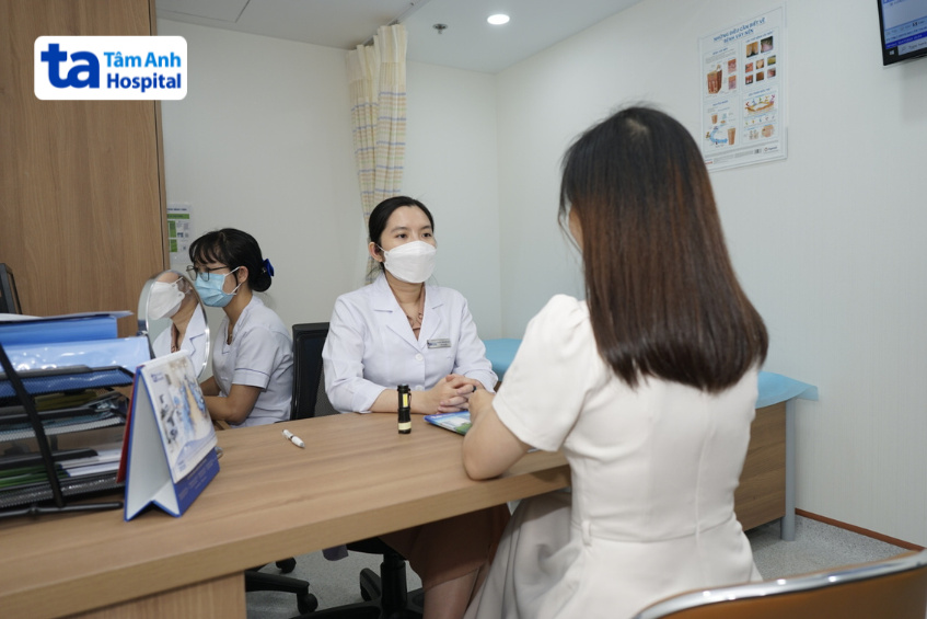 bác sĩ tư vấn da cho người bệnh