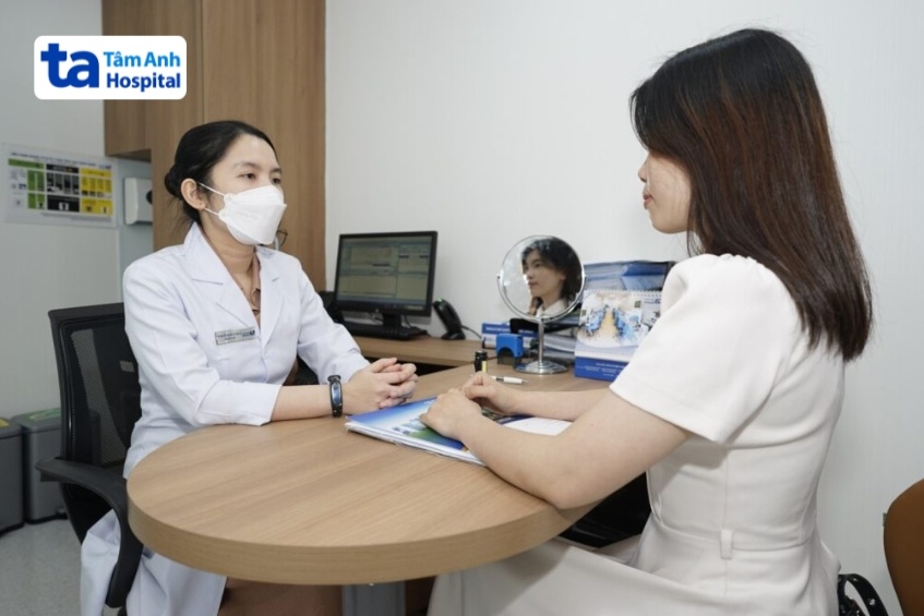 bác sĩ tư vấn dáng môi cho khách hàng