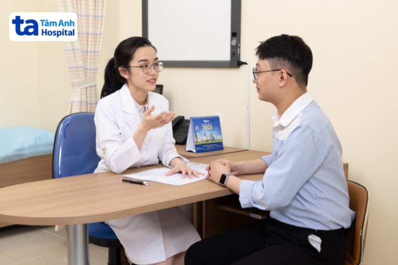 bác sĩ vy đang tư vấn cho khách hàng