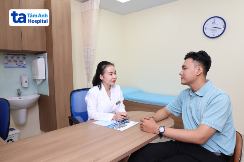 bác sĩ duy đang tư vấn cho khách hàng