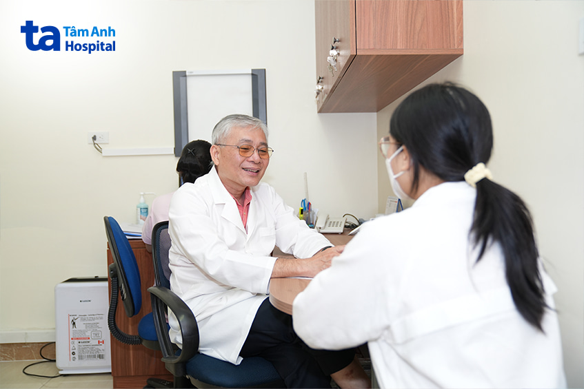 Bác sĩ sản khoa tư vấn sức khỏe sinh sản cho bệnh nhân tại phòng khám Tâm Anh ở Hà Nội
