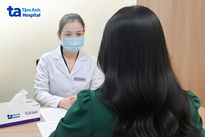 bác sĩ tư vấn tình trạng da khách hàng