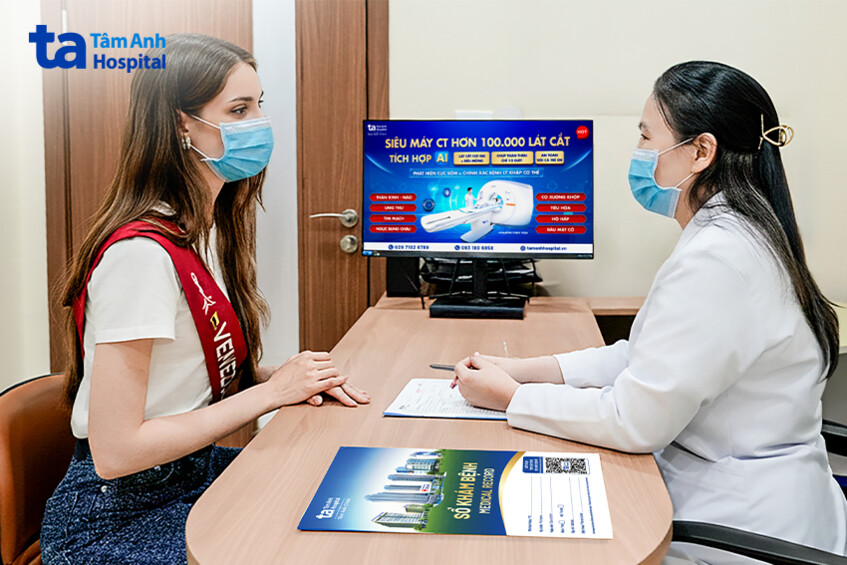 bác sĩ tư vấn về tình trạng sức khỏe cho anna blanco