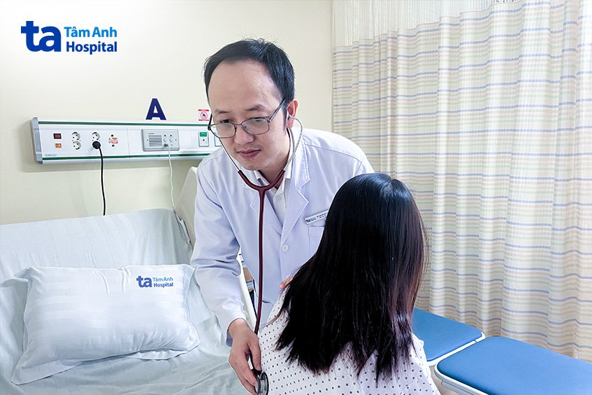 Bác sĩ Tuấn kiểm tra sức khỏe bệnh nhân trước lúc xuất viện