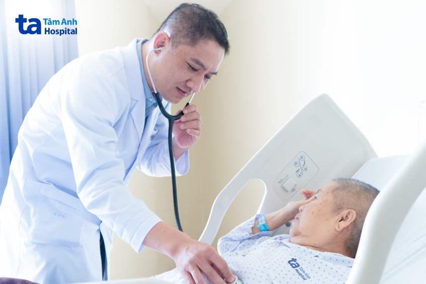 bác sĩ vinh kiểm tra sức khỏe bà hoa trước khi xuất viện