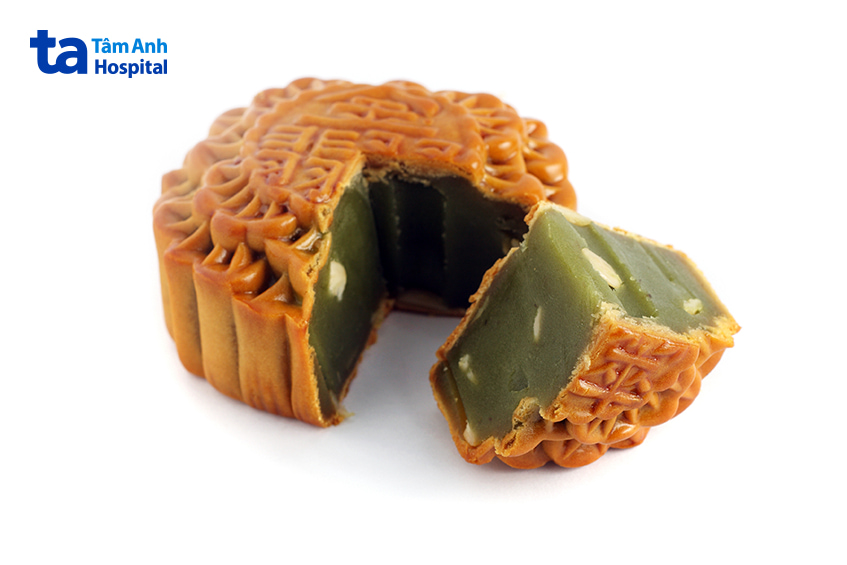 Bánh trung thu nhân trà xanh được cắt làm bốn miếng