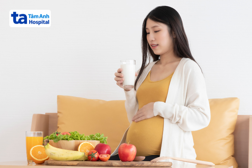 Phụ nữ mang thai uống sữa, ăn trái cây tươi nhằm bổ sung dinh dưỡng lành mạnh trong thai kỳ