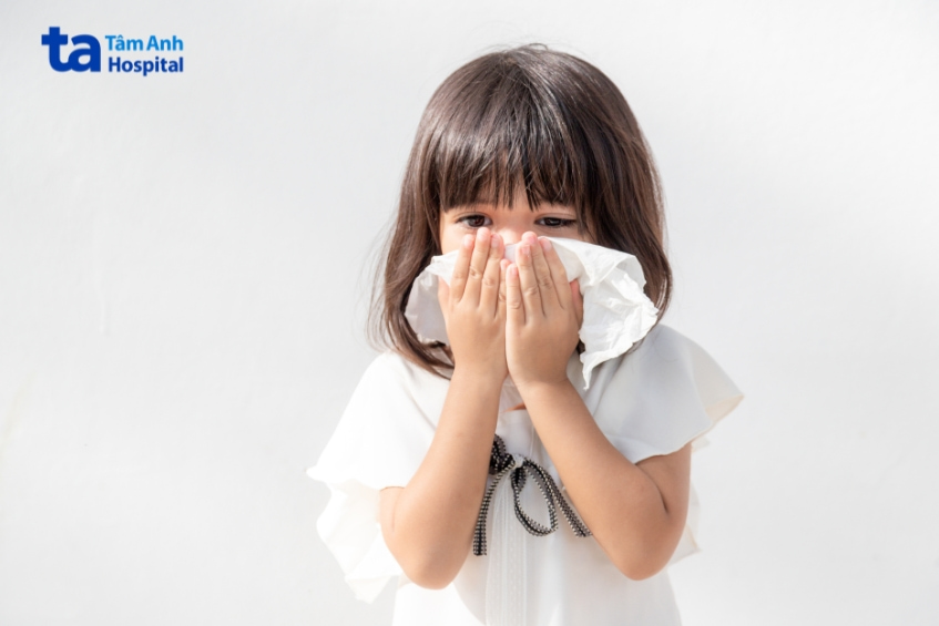 Bé gái dùng khăn giấy che mũi khi bị dị ứng hoặc cảm cúm