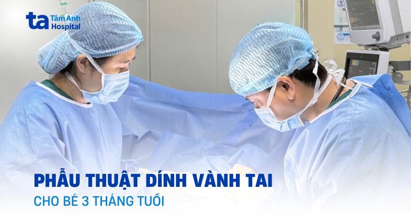 Bé trai dính vành tai bẩm sinh
