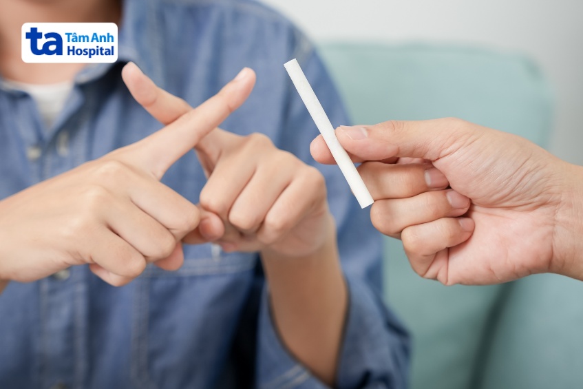 Bên mạch rượu, bia thì thuốc lá cũng là yếu tố nguy cơ gây huyết áp cao