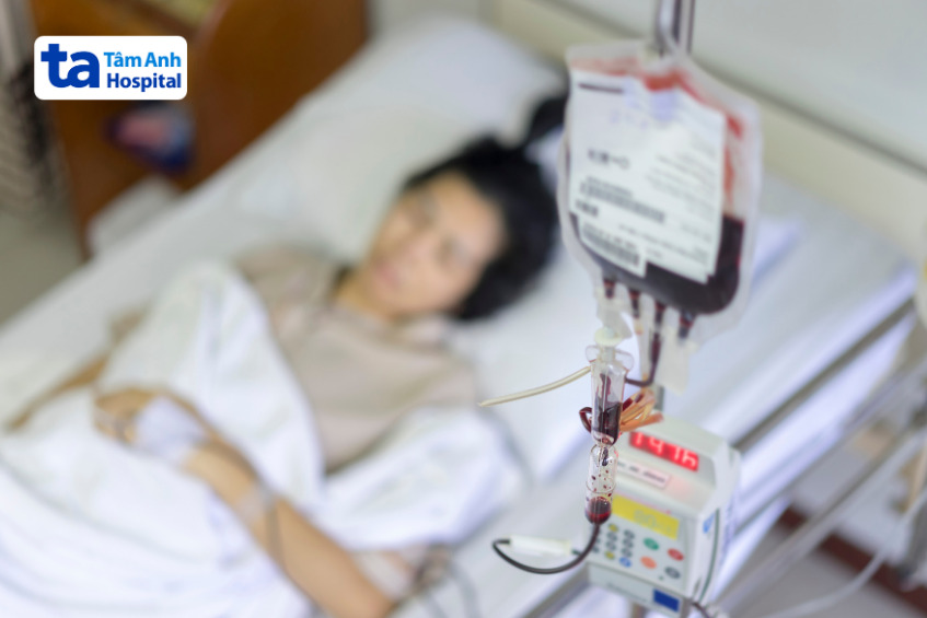 bệnh nhân đang truyền hồng cầu khối