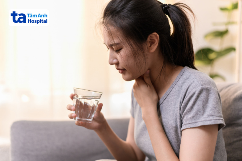 bệnh nhân đau họng khi uống nước