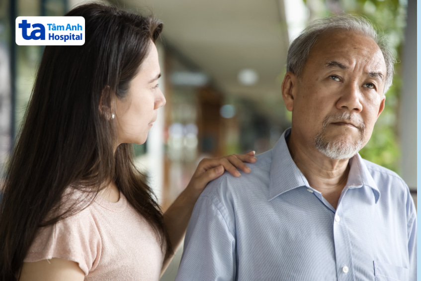 Người đàn ông lớn tuổi có dấu hiệu lú lẫn, có thể liên quan đến rối loạn thần kinh